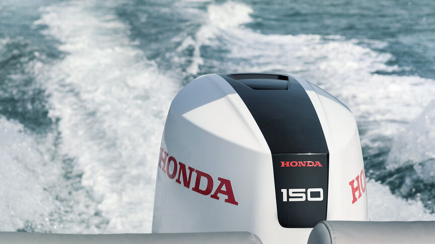 Coppia in barca con motore Honda BF115. 