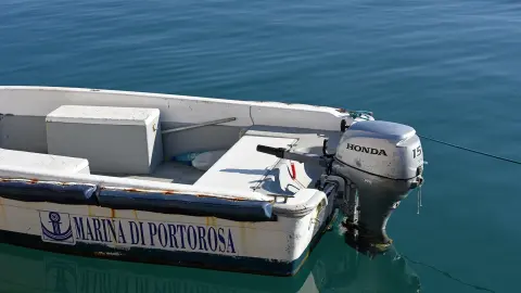 Motore Honda BF15 su una barca in acqua. 