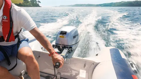 Primo piano del motore Honda BF utilizzato in un lago,