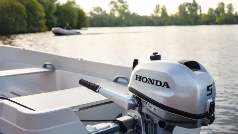 Un motore Honda BF5 viene trasportato. 