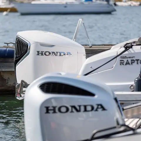 Primo piano dei motori Honda sul retro delle barche in una localita sull acqua