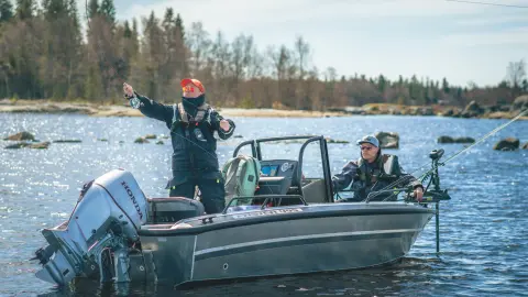 Due uomini su una barca da pesca con motore Honda BF60 in una località sul lago. 