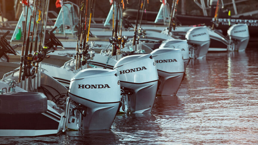 Una gamma di motori Honda BF60 sul retro delle imbarcazioni in acqua. 