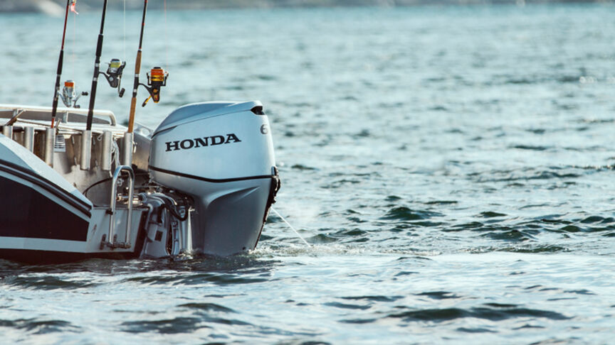 Una gamma di motori Honda BF60 sul retro delle imbarcazioni in acqua. 