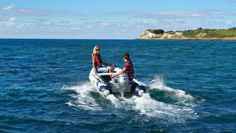 Persone alla guida di un imbarcazione con motore BF8 10 in mare