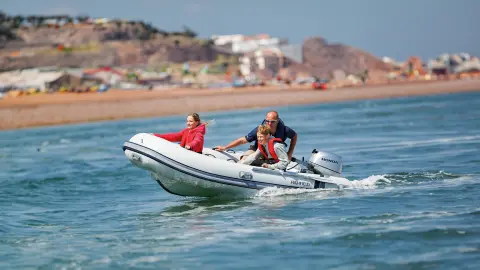 Famiglia su una barca in mare che utilizza il motore BF8 10