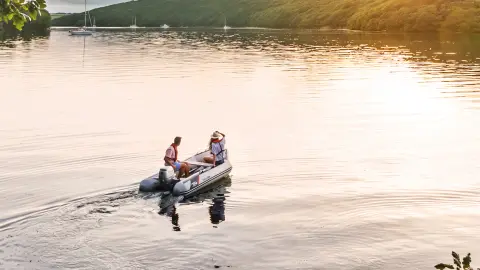 Coppia su una barca nel lago con un motore Honda BF8 10