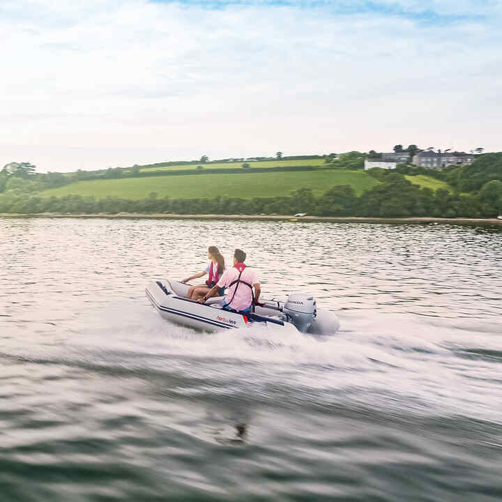 Coppia su barca Honwave in riva al lago che utilizza il motore Honda BF