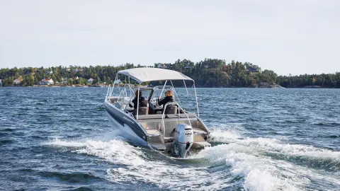 Modelli in barca con motore BF80 100 in un luogo marino