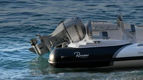 Primo piano del motore Honda BF80-100 nella parte posteriore dell imbarcazione in mare