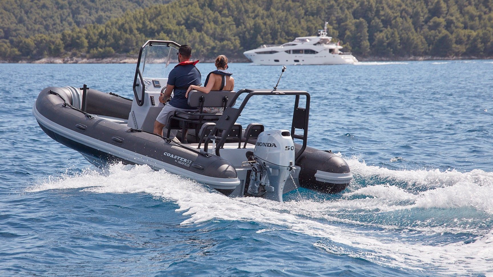 Donna e uomo in barca nel mare