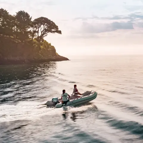 Barca in acqua con tramonto sullo sfondo