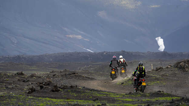 Piloti Honda Adventure Roads in Islanda su un terreno montuoso