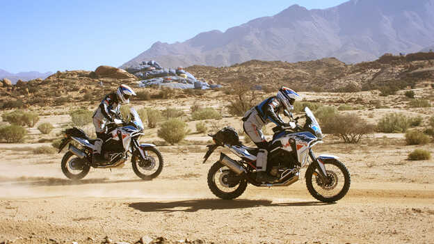 Due piloti Honda Adventure Roads in Marocco con le rocce dipinte sullo sfondo
