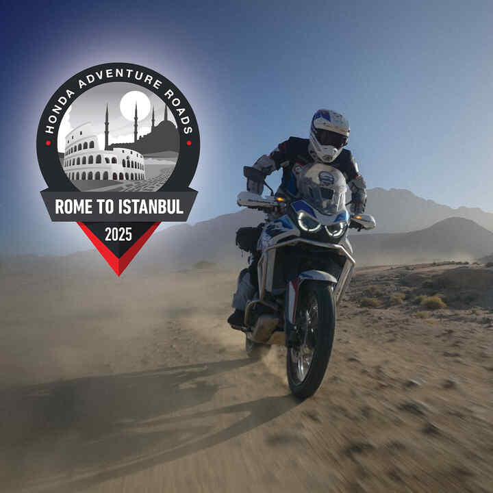 Pilota Honda Adventure Roads in Marocco su terreno polveroso.
