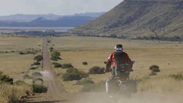 Gruppo di piloti Honda Adventure Roads in Sud Africa con una lunga strada davanti